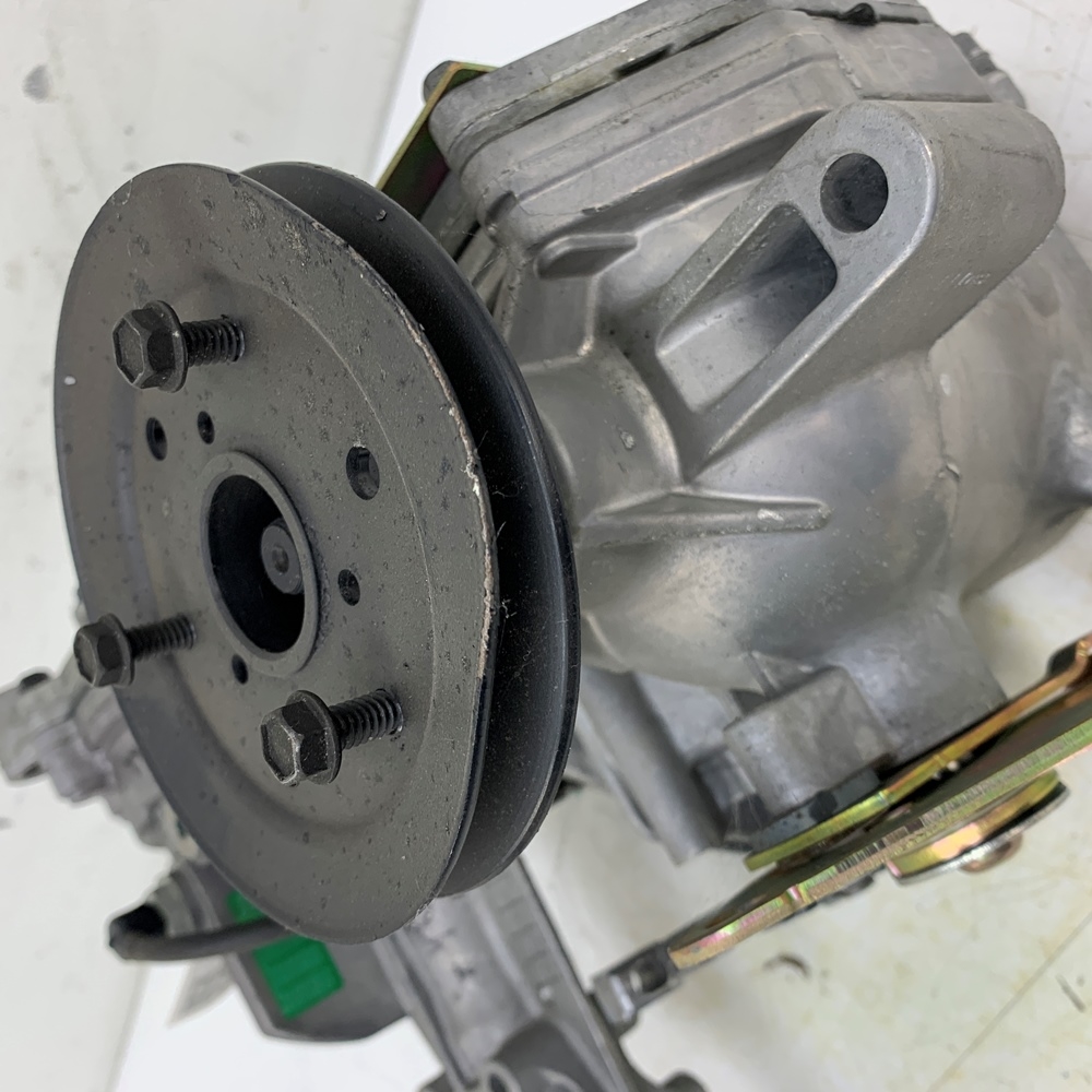 ZTR RH HydroGear ZT2200 EZT Transaxle Missing Fan, Dented Pulley